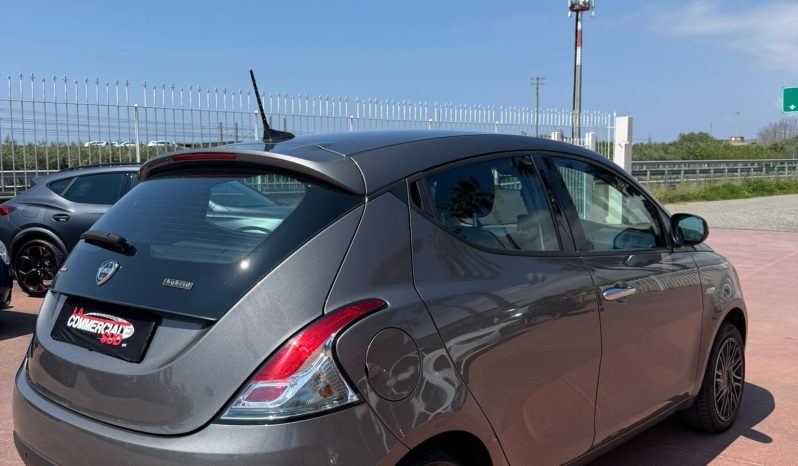 
								LANCIA Y 1.0 HYBRID completo									
