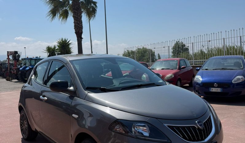 
								LANCIA Y 1.0 HYBRID completo									