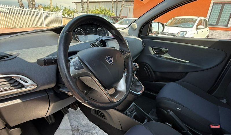 
								LANCIA Y 1.0 HYBRID completo									